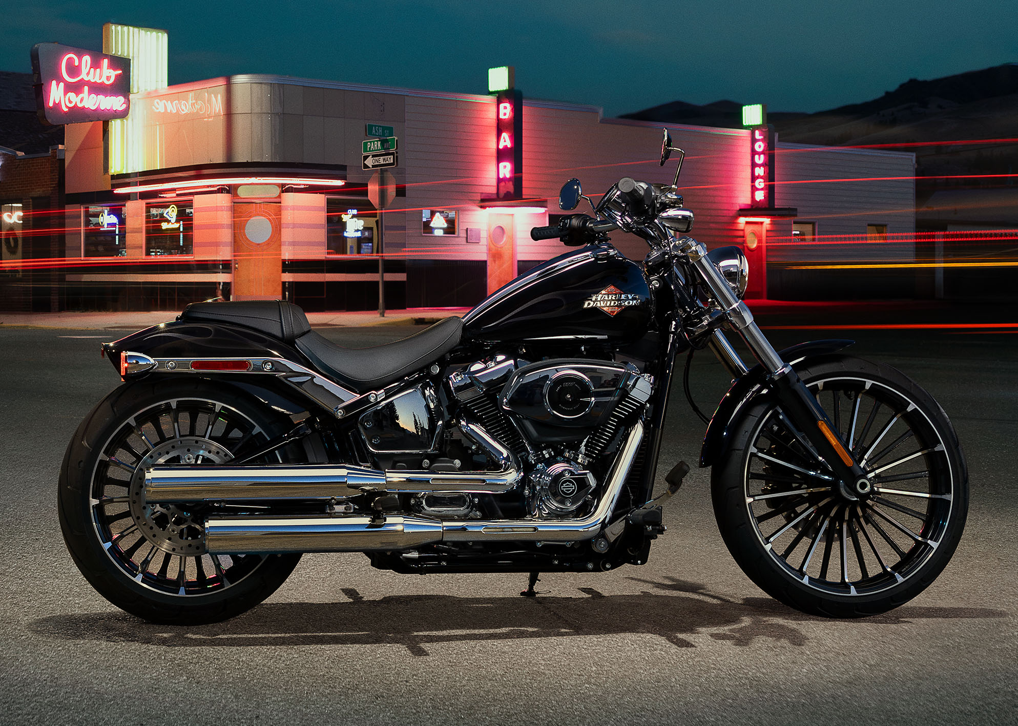 2025 Breakout Motorcycle Beauty Shot