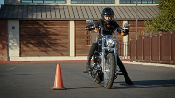 How to stop a motorcycle