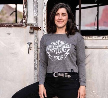 woman wearing long sleeve shirt